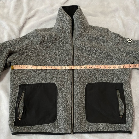 Vuori women’s Sherpa full zip gray jacket - Picture 12 of 13